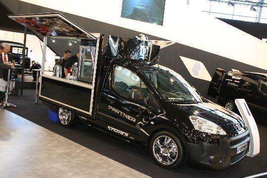 Kaffee gefällig? Die mobile Heißgetränke-Bar gibt es bei Peugeot als Branchenlösung direkt ab Werk. (Archiv: Vogel Business Media)