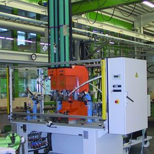 Gesamtansicht der flexiblen Einpressmaschine für die Stirnwand-Komplettierung durch Stanzbolzen bei der Audi AG in Ingolstadt.