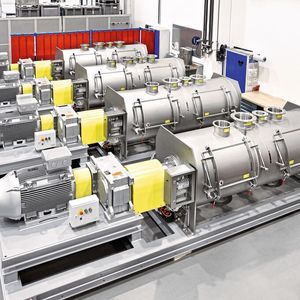 Die größten vier Pflugscharmischer vomTyp FKM 3000 D können eine Tonne Produkt pro Charge erzeugen. Dafür sind sie mit Industriegetrieben von Nord ausgestattet (zwischen den gelben Wellenabdeckungen).