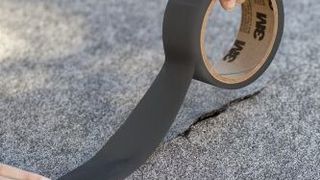 Das Dichtband versiegelt Kanten, Konturen und Überägnge sowie Nieten und Schraubenkpfe wasserdicht. (3M)