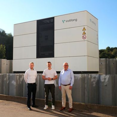 Felix Herbort (links) und Heinz Herbort (rechts), Geschäftsführer von Kerschgens Werkstoffe & Mehr, haben gemeinsam mit Roman Alberti (Mitte), Geschäftsführer von Voltfang, mit dem Aufbau einer integrierten Energieinfrastruktur die Stromkosten dauerhaft gesenkt. (Bild: Kerschgens Werkstoffe & Mehr GmbH.)
