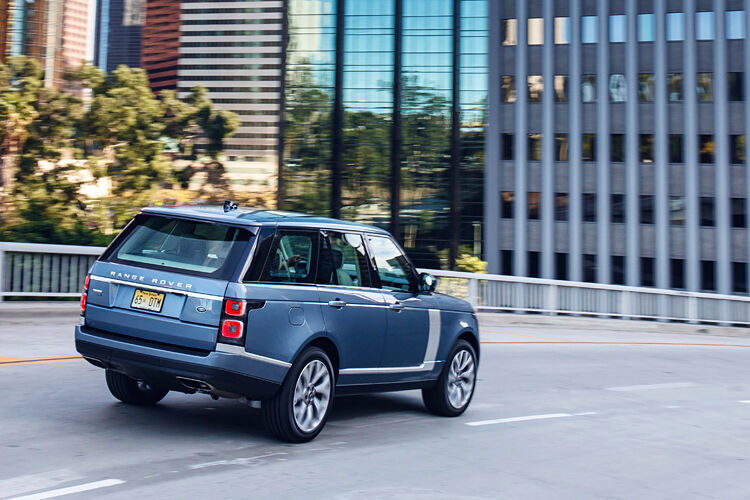 Die 13 kWh starke Batterie lässt sich zusätzlich entweder durch die Bremswirkung des Öko-Motors oder der normalen Bremsen laden.   (Land Rover)