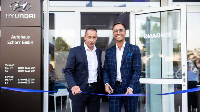 Zusammen mit Hyundai-Deutschland-Geschäftsführer Jürgen Keller eröffnete Tim Schorr das neue Autohaus. (Bild: Autohaus Schorr)