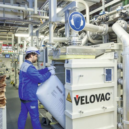 HDK-Abfüllung am Wacker-Standort Burghausen: Der Chemiekonzern gehört zu den weltweit größten Herstellern pyrogener Kieselsäure. HDK-Abfüllung am Wacker-Standort Burghausen: Der Chemiekonzern gehört zu den weltweit größten Herstellern pyrogener Kieselsäure.