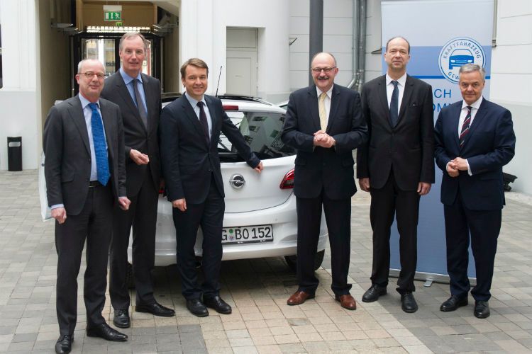 Berliner Automobildialog: (v.li.) Andreas Stücke (Hauptgeschäftsführer des Deutschen Verbands Flüssiggas), Matthias Heider (Vorstandsmitglied der CDU/CSU-Bundestagsfraktion), Benjamin Sokolowski (Leiter der Hauptstadtrepräsentanz Adam Opel), Michael Meister (Parlamentarischer Staatssekretär im Finanzministerium), Axel Koblitz (ZDK-Hauptgeschäftsführer) und Christoph Konrad (ZDK-Geschäftsführer). (Foto: Zietz)