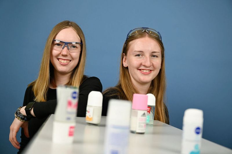 Im Fachgebiet Chemie überzeugten Maike Zöllner (18, links) und Nike Remde (18) aus Rheinland-Pfalz die Jury. Sie verglichen handelsübliche Deos und Lösungen verschiedener Salze im Hinblick auf ihre schweißhemmende Wirkung. Dazu imitierten sie die menschliche Achselhöhle. Im Vergleich mit Magnesium-, Zink- und Eisensalzen zeigte Aluminium die weitaus besten Resultate. (Bild: Stiftung Jugend forscht e V. / Max Lautenschläger)