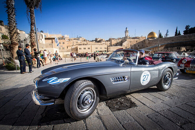 Der BMW 507 direkt vor der Klagemauer in Jerusalem mit dem goldenen Felsendom im Hintergrund. (Foto: BMW/Gudrun Muschalla)