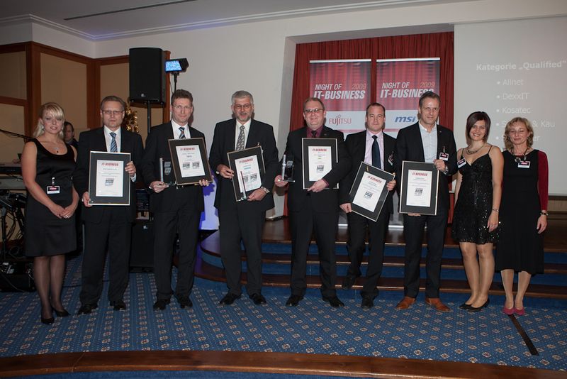 Gruppenbild mit den ausgzeichneten Komponenten- und Spezialdistributoren (v.l.): Eva Kanzler (IT-BUSINESS), Hans-Jürgen Schneider (DexxIT), Harald Eckstein (Fröhlich + Walter), Michael Mitlacher (Systeam), Clemens Panek (Pilot), Johannes Haseneder (Allnet), Björn Siewert (Siewert & Kau), Maria Strazzeri und Regina Böckle (IT-BUSINESS) (Archiv: Vogel Business Media)