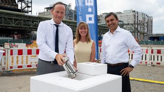 Dr. Uwe Liebelt (President European Site & Verbund Management BASF), Heather Remley (President Global Engineering Services BASF) und Anup Kothari (President Nutrition & Health BASF) bei den Feierlichkeiten zur Grundsteinlegung am Verbundstandort Ludwigshafen.  (Bild: BASF)