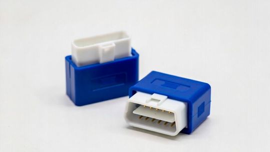 Solche Spritspar-Dongles werden Autofahrern vor allem im Internet angeboten. Sie sollen über den OBD-Anschluss auf den Motor kraftstoffsparend wirken. Laut Experten sind sie jedoch ohne Wirkung.(Bild:  KI-generiert)