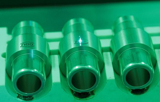 Während der „kalten Bearbeitung“ wird der Odu-Steckverbinder (sowohl Metall als auch Kunststoff) von einem Ultrakurzpuls-Faserlaser ohne thermische oder mechanische Beeinflussung strukturiert. Während der „kalten Bearbeitung“ wird der Odu-Steckverbinder (sowohl Metall als auch Kunststoff) von einem Ultrakurzpuls-Faserlaser ohne thermische oder mechanische Beeinflussung strukturiert.