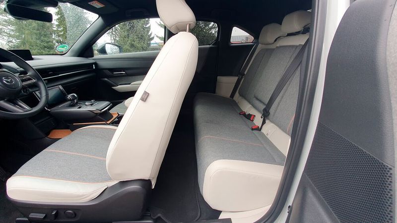 Hinten geht es schon deutlich enger zu. Auch die Kopffreiheit endet bei 1,70 Meter großen Menschen. (Bild: Mauritz/»kfz-betrieb«)