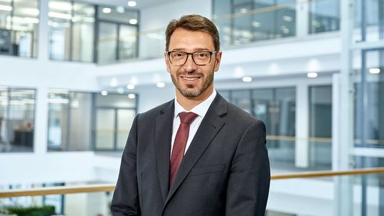 „Das Jahr 2021 war ausgesprochen spannend: Neben der Pandemie lagen die größten Herausforderungen auf der Materialversorgungsseite“, sagt Ulrich Leidecker, COO bei Phoenix Contact. „Das Jahr 2021 war ausgesprochen spannend: Neben der Pandemie lagen die größten Herausforderungen auf der Materialversorgungsseite“, sagt Ulrich Leidecker, COO bei Phoenix Contact.