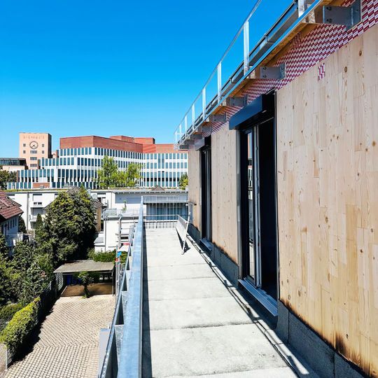 Durch das hohe Bautempo ist der dringend benötigte Wohnraum schneller verfügbar. Die Fertigstellung ist für Juni 2026 geplant. (Bild:  Schultheiß Wohnbau AG)