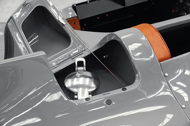 Charakteristische für die Longnose-Karosserie ist die Heckflosse unter der sich auch der Tankdeckel befindet. (Bild: Jaguar)