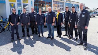 Hans Nothaft (Mitte) mit seinem Team. Die Auszeichnung als eines der 20 familienfreundlichsten Unternehmen in Bayern soll auch dazu beitragen, neue Mitarbeiter zu gewinnen.  (Bild: Auto Nothaft)