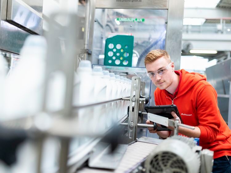Konsumgüterkonzern mit Profilschärfe: Henkel erreicht die Note 2,52. Viele junge Bewerber stellen sich bei der Berufswahl die Frage nach dem Warum. Henkel scheut die Antwort nicht: „Weil wir den Mut haben, etwas zu bewegen.“ Aber auch handfeste Benefits und Zusatzleistungen, wie Entwicklungsprogramme und Mentoring-Angebote, Mitarbeiter-Aktienprogramm oder „Mein Henkel Rad“ punktet der Konzern. (Bild: Henkel AG & Co. KGaA)