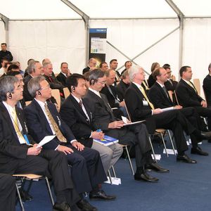 Vom Mutterkonzern in Japan sind hochrangige Vertreter angereist, unter anderem der Direktor und Executive Vice President Teruyoshi Minaki und Satoru Kurosu, Senior Vice-President des Geschäftsbereichs Industrial Automation.