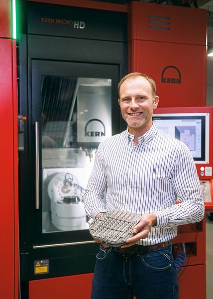 Alexander Stauder, Leiter der Auftragsfertigung von Kern Microtechnik, nennt die wichtigen Säulen der erfolgreichen Großserienfertigung im Mikrometerbereich: „Eine extrem enge Kundenpartnerschaft, tiefes Prozessverständnis unserer Mitarbeiter und hochpräzise Bearbeitungszentren der Kern Micro HD Baureihe.“ (Bild: Kern Microtechnik GmbH)