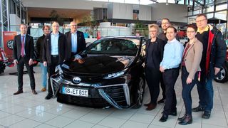 Eine Delegation der Forschungsgruppe Verkehrstelematik der Fakultät für Ingenieurswissenschaften mit dem Toyota Mirai, der ab sofort als Testfahrzeug fungiert. (/Toyota)