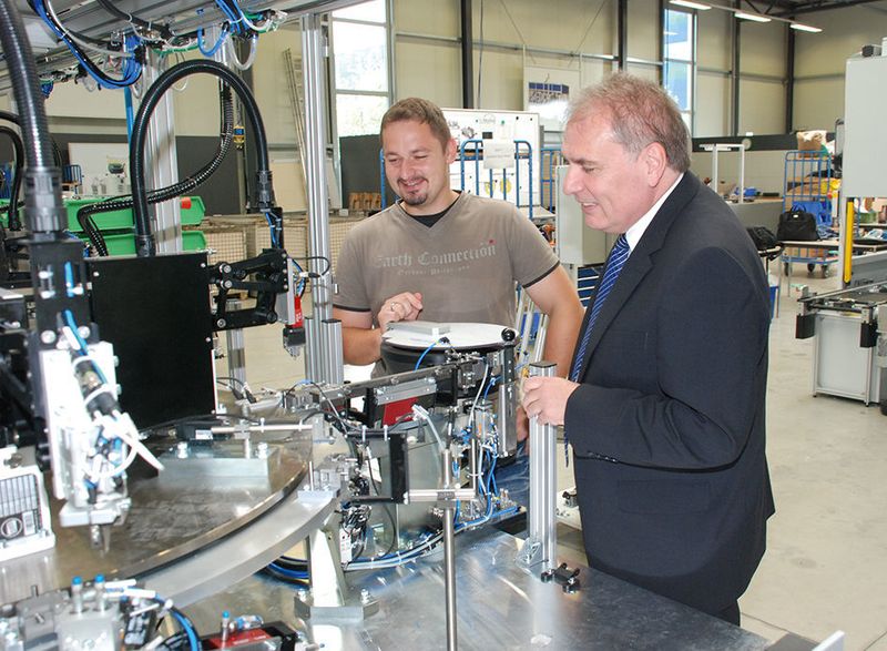 UBH Mechanical Engineering-Geschäftsführer Siegfried Schwarzer (rechts) und Konstruktionsleiter Tobias Döllner schätzen Präzision und Schnelligkeit der Weiss-Komponenten. (Bild: Weiss)
