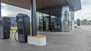 Über 90 Prozent der E-Auto-Fahrer würde eine komfortable Charging Lounge anstelle einer einfachen Ladesäule ansteuern und dafür auch einen Umweg in Kauf nehmen. (Bild: Simon – VCG)