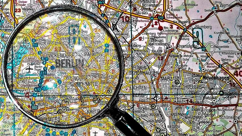 Um von A nach B zu kommen, nutzen die meisten Menschen weniger einen Straßenatlas oder gedruckt Karten, sondern setzen in erster Linie auf Navigations-Apps.(Bild:  frei lizensiert bei Pixabay)