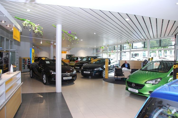 Klein aber fein: Die Neuwagenausstellung mit Verkaufstresen. (Foto: Holz)