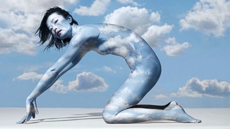 Fast verschmolzen mit dem Elelemt Luft ist die chinesische Schauspielerin Du Juan (die bereits im Kalender des Jahres 2008 zu sehen war). (Bild: © Pirelli Calendar 2026 by Sølve Sundsbø)