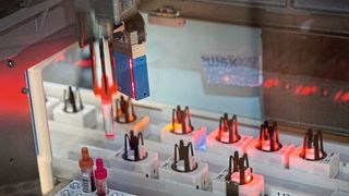 Abb. 1: An der Universitätsklinik Leipzig wurde ein hoch­modernes Perianalytiksystem für die Labordiagnostik eingeführt.  (Stefan Straube)