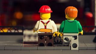 In dem Papercube-Projekt bauten Studenten zusammen mit Andreas Baumgart eine vollautomatische Papierwürfelfabrik. (Bild: Lego Mindstorms)