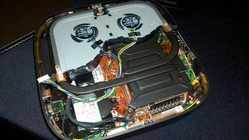 Die Zentraleinheit des HP Elite Slice geöffnet. Die 35-Watt-CPUs werden über ein flaches Heatpipesystem gekühlt. Links neben dem Prozessor sitzt die WLAN-Karte. (Vogel IT-Medien)