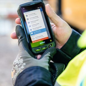 Der Techniker bekommt auf seinem Smartphone oder Tablet den Auftrag angezeigt und kann direkt erfassen, welche Aufgaben er erledigt hat, wie viel Zeit er benötigte und welche Materialien verbraucht wurden.