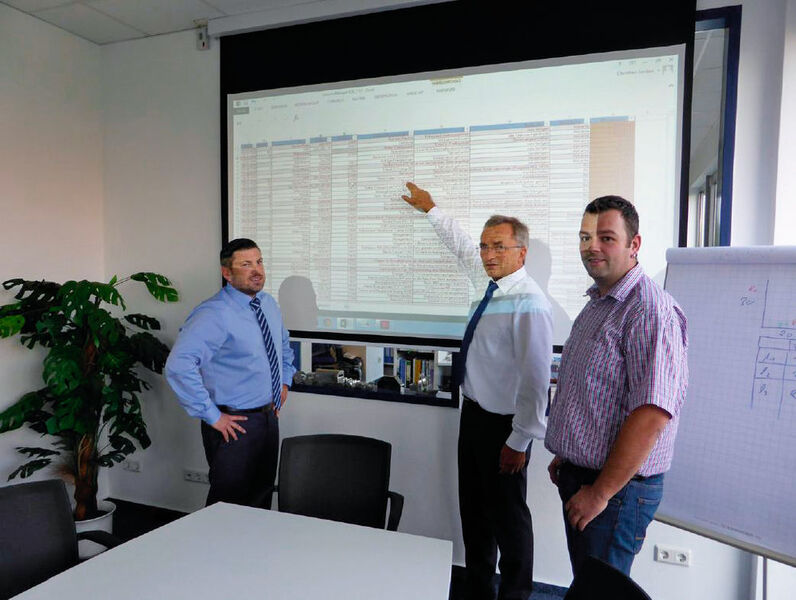 Geschäftsführer Christian Jordan, Berater Dr. Reinhold Sedelies und Konstruktionsleiter Maik Müller (v.li.) diskutieren die Auswertung von Daten komplexer Blechkonstruktionen. (Bild: Elpa Consulting)