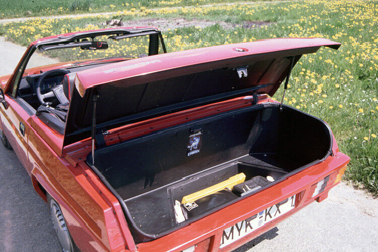 Das Reserverad liegt unter der Motorhaube – im Kofferraum bleibt so für ein Cabrio ordentlich Platz. (Foto: ampnet/Weidmann)