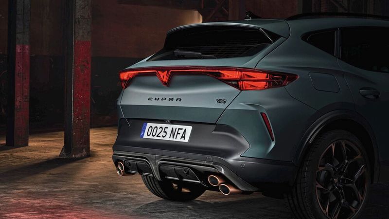 Vier diagonal angeordnete Endrohre mit kupferfarbenen Akzenten verweisen auf den Rennsportcharakter. (Bild: Cupra)