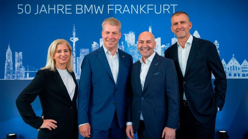 Gratulierten zum Jubiläum: (v.l.) Susanna Eiber, Leiterin Marketing und Produktmanagement Mini Deutschland, Axel Juhre, Leiter BMW Niederlassungsverbund Mitte, Matthias Betz, Leiter BMW Niederlassungsverbund Südwest, und Christian Ach, Leiter BMW Vertrieb Deutschland. (Bild: Manuel Dorn / BMW Niederlassung Frankfurt)