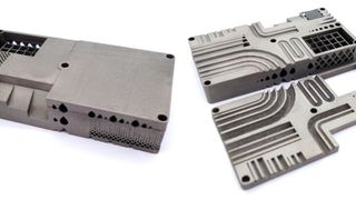 An dem Versuchsbauteil aus Stahl testet das Fraunhofer IGCV verschiedene Reinigungsversuche bei komplexen Strukturen. Gereinigt wird im geschlossen Zustand (links), der Erfolg wird am geöffneten Bauteil (rechts) bewertet. (Bild: Fraunhofer-IGCV)