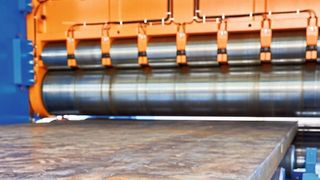 Über 3-Wege-Logikventile angesteuerte Axialkolbenmotoren im geschlossenen Kreislauf treiben die sieben Walzen direkt an. Die hydraulischen Zylinder im offenen Kreislauf verstellen den Walzenspalt und bringen die notwendigen Kräfte auf. (Haeusler AG)