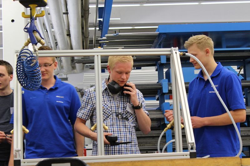 Seit 2010 setzt EBM-Papst seine Auszubildenden als Energiescouts zunächst im Werk Mulfingen ein. Sie suchen nach Möglichkeiten zum Energiesparen in der Produktion und überprüfen unter anderem die Drucklufteffizienz und die Abwärme von Elektromotoren. (Bild: EBM-Papst)