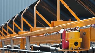 Seilzugnotschalter bieten über die gesamte Förderstrecke hinweg die nötige Sicherheit für das Service- und Wartungspersonal. (Bild: Kiepe Electric)