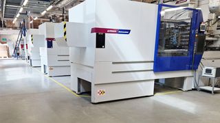 Bell setzt bei der Produktion seiner attraktiven Kosmetikverpackungen aus Kunststoff auf Spritzgießmaschinen von Wittmann. Momentan arbeiten in der Produktion 48 Stück. Es dominieren die Maschinen Ecopower und Smartpower, weil sie sehr sparsam sind. (Bild: Bell)