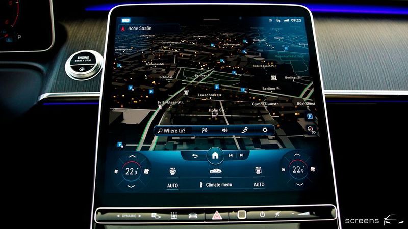 Mercedes-Benz hat beispielsweise die Bedienung der Navigation in der S-Klasse besonders intuitiv gestaltet. (Screens)