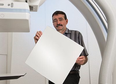 Manfred Fuchs: Neue Leuchtstoffe mit erhöhter Lichtausbeute – Szintillatoren sind ein wichtiger Bestandteil von modernen Röntgengeräten. In ihnen wandeln chemische Substanzen die Röntgenstrahlen in sichtbares Licht um und ermöglichen so überhaupt erst die Darstellung auf einem Bildschirm. Manfred Fuchs (55) aus Erlangen ist seit langem darauf spezialisiert, Leuchtstoffschichten für Röntgendetektoren zu entwickeln und so zu verbessern, dass die Strahlungsbelastung für Patienten geringer wird. (Bild: Siemens)