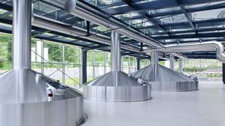 Die Anlagen im neuen Sudhaus sind für 900.000 Hektoliter Bier pro Jahr ausgelegt. Bis zu zwölf Sude à 630 Hektoliter können hier künftig pro Tag erzeugt werden. (Bild: Nord Drives)