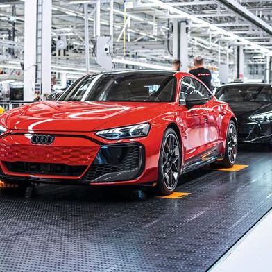Um die Fertigung schneller, robuster und flexibler zu machen, muss die Produktion IT-orientierter gestaltet werden. Dafür braucht es auch virtuelle Steuerungen. (Bild: Audi AG)