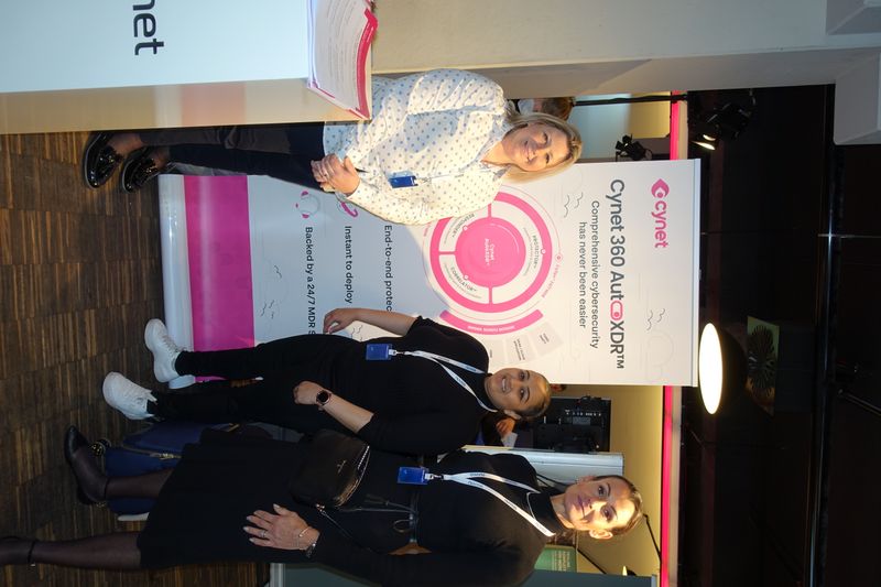 Neues Logo für das Cynet Team, (v. l.) Amy Nairne-Clark, Dhara Kothari und Yasmin Tavas. (Bild: IT-BUSINESS)