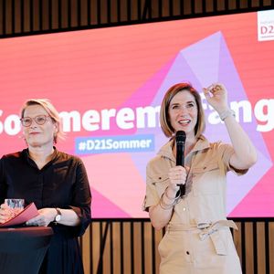 Stefanie Hubig, Bundesministerin der Justiz und für Verbraucherschutz, mit Lena-Sophie Müller. (Bild: Initiative D21/Anika Nowak)