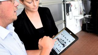 Das Tablet ersetzt die gute alte Kladde. Entscheidend bleibt jedoch das Vertrauensverhältnis zwischen Kunde und Annehmer. (Rosenow)