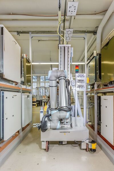 Autonomer Roboter bedient Spülmaschinen ohne Murren und Knurren. (Heike Quosdorf / Rainer Bez)
